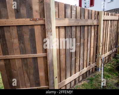 Im Garten wird ein neuer Zaun gebaut Stockfoto