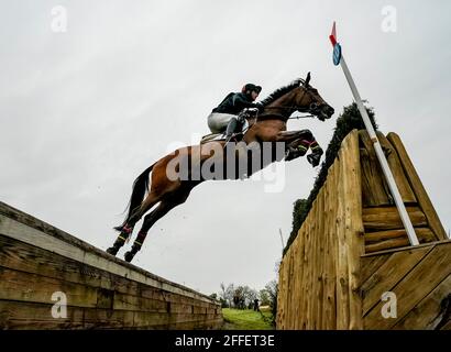 Lexington, KY, USA. April 2021. 24. April 2021: Doug Payne startet in der Cross Country Phase des 5-Tage-Events Land Rover 3* an Bord von Vandiver im Kentucky Horse Park in Lexington, Kentucky. Scott Serio/Eclipse Sportswire/CSM/Alamy Live News Stockfoto