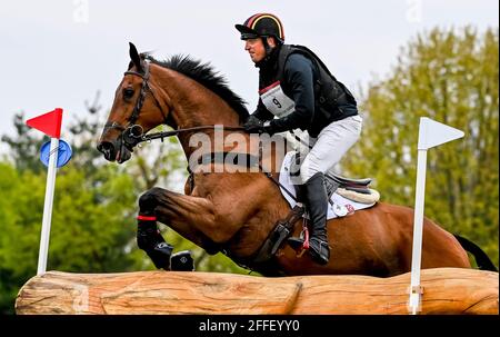 Lexington, KY, USA. April 2021. 24. April 2021: Doug Payne startet in der Cross Country Phase des 5-Tage-Events Land Rover 3* an Bord von Vandiver im Kentucky Horse Park in Lexington, Kentucky. Scott Serio/Eclipse Sportswire/CSM/Alamy Live News Stockfoto