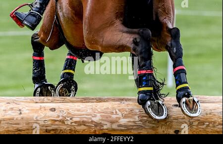 Lexington, KY, USA. April 2021. 24. April 2021: Doug Payne startet in der Cross Country Phase des 5-Tage-Events Land Rover 3* an Bord von Vandiver im Kentucky Horse Park in Lexington, Kentucky. Scott Serio/Eclipse Sportswire/CSM/Alamy Live News Stockfoto