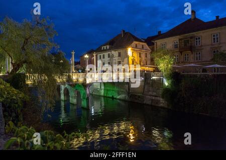 Flusskanal Ljubljanica in Ljubljana bei Nacht, Slowenien Stockfoto