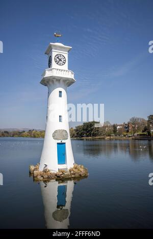 Der Leuchtturm der Scott-Gedenkstätte mit dem Schiff Weathervane, Roath Park, Cardiff, Wales, Großbritannien Stockfoto