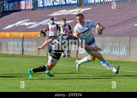 Swansea, Großbritannien. April 2021. Hallam Amos von Cardiff Blues wird von George North von Ospreys während des Guinness PRO14 Rainbow Cup-Spiels zwischen Ospreys und Cardiff Blues am 24. April 2021 im Liberty Stadium in Swansea, Wales, Großbritannien, angegangen. Sportstadien in ganz Großbritannien unterliegen aufgrund der Coronavirus-Pandemie weiterhin strengen Beschränkungen, da staatliche Gesetze zur sozialen Distanzierung Fans innerhalb von Veranstaltungsorten verbieten, was dazu führt, dass Spiele hinter verschlossenen Türen gespielt werden. Quelle: Duncan Thomas/Majestic Media/Alamy Live News. Stockfoto