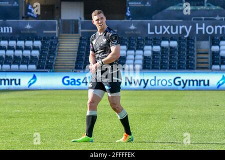 Swansea, Großbritannien. April 2021. George North von Ospreys während des Guinness PRO14 Rainbow Cup-Spiels zwischen Ospreys und Cardiff Blues am 24. April 2021 im Liberty Stadium in Swansea, Wales, Großbritannien. Sportstadien in ganz Großbritannien unterliegen aufgrund der Coronavirus-Pandemie weiterhin strengen Beschränkungen, da staatliche Gesetze zur sozialen Distanzierung Fans innerhalb von Veranstaltungsorten verbieten, was dazu führt, dass Spiele hinter verschlossenen Türen gespielt werden. Quelle: Duncan Thomas/Majestic Media/Alamy Live News. Stockfoto