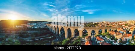Luftpanorama des Aquädukts Aguas Livres bei Sonnenuntergang In Lissabon Stockfoto