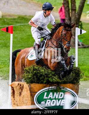 Lexington, KY, USA. April 2021. 24. April 2021: Harry Meade startet in der Cross Country Phase des 5-Tage-Events Land Rover 3* an Bord von Superstition im Kentucky Horse Park in Lexington, Kentucky. Scott Serio/Eclipse Sportswire/CSM/Alamy Live News Stockfoto