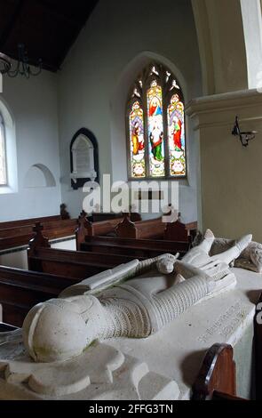 DIE KIRCHE AUS DEM 13. JAHRHUNDERT ST. PETER AD VINCULA IM DORF TOLLARD ROYAL, MADONNA'S DORFHAUS. PIC MIKE WALKER, 2002 Stockfoto