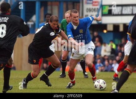 PORTSMOUTH V WATFORD PORTSMOUTHS SCOTT WILSON KÄMPFT MIT NEIL COX. PIC MIKE WALKER 2002 Stockfoto