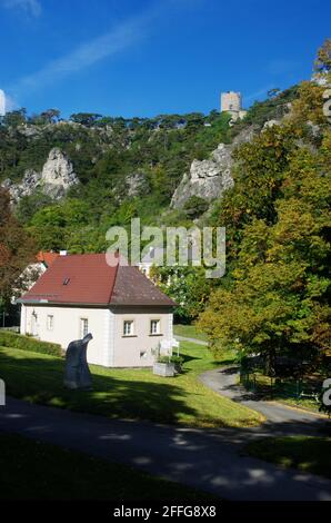 Mödling (Mödling), Niederösterreich. Reisezielreise ab Wien. Schöne Aussicht auf Österreich Dorf mit blauem Himmel und Natur, Österreich. Stockfoto