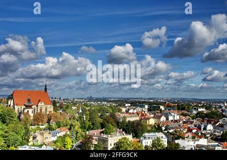 Mödling (Mödling), Niederösterreich. Reisezielreise ab Wien. Schöner Blick auf Österreich mit Kirche, blauem Himmel, Wolken und Natur, Österreich. Stockfoto