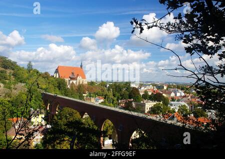 Wunderbares Panorama auf Mödling (Mödling), Niederösterreich. Reisezielreise ab Wien. Schöner Blick auf Österreich mit blauem Himmel, Wolken. Stockfoto