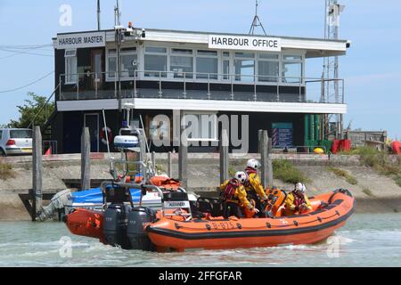 RNLI RETTUNGSBOOT IN ROGGEN SUSSEX Stockfoto