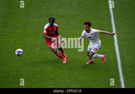 Milton Keynes, Großbritannien. April 2021. Matthew Sorinola von MK Dons & Jordan Garrick (Leihgabe von Swansea City) aus Swindon Town während des Sky Bet League 1-Spiels hinter verschlossenen Türen zwischen MK Dons und Swindon Town am 24. April 2021 im Stadion:mk, Milton Keynes, England. Foto von Andy Rowland. Quelle: Prime Media Images/Alamy Live News Stockfoto