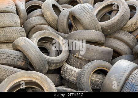 Gummireifen auf einer Mülldeponie. Alte Räder von Autos. Recycling von Gummi. Müllabfuhr mit beschädigten Rädern. Umweltverschmutzung. Viel Abfall. Reifen w Stockfoto