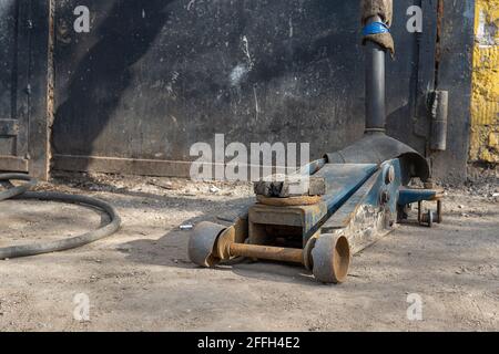 Alter Wagenheber in der Nähe der Reifenwechselstation Stockfoto