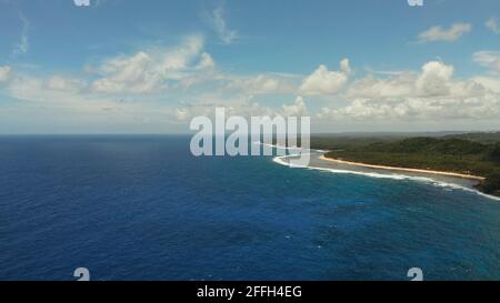 Marine mit der Küste der tropischen Insel mit Wald und Palmen gegen den Himmel und blaue Wasser bedeckt. Siargao, Philippinen Stockfoto