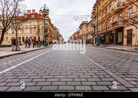 VILNIUS, LITAUEN - 06. Januar 2018: Touristen und Bewohner gehen während der Neujahrsfeiertage auf einer gepflasterten Straße spazieren. Stockfoto
