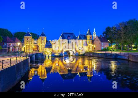 Best of Amersfoort, altes Stadttor Koppelpoort in Amersfoort Stadt während der Dämmerung. Zwei Türme sind mit einem Bogentor verbunden. Stockfoto