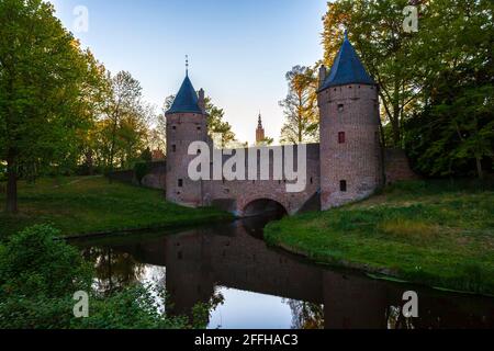 Das Beste von Amersfoort, altes Wassertor Monnikendam in Amersfoort City. Zwei Türme sind mit einem Bogentor verbunden. Stockfoto