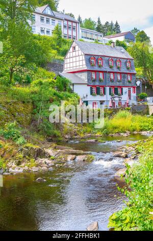 Das Beste des touristischen Dorfes Monschau, in den Hügeln der Nordeifel gelegen, im Naturpark hohes Venn – Eifel im engen Tal der Stockfoto