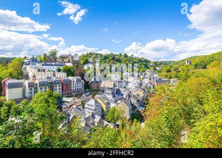 Das Beste des touristischen Dorfes Monschau, in den Hügeln der Nordeifel gelegen, im Naturpark hohes Venn – Eifel im engen Tal der Stockfoto