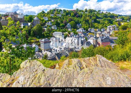 Das Beste des touristischen Dorfes Monschau, in den Hügeln der Nordeifel gelegen, im Naturpark hohes Venn – Eifel im engen Tal der Stockfoto