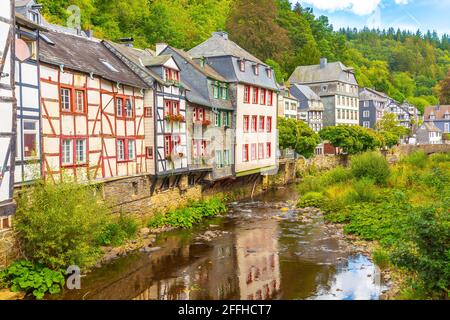 Das Beste des touristischen Dorfes Monschau, in den Hügeln der Nordeifel gelegen, im Naturpark hohes Venn – Eifel im engen Tal der Stockfoto