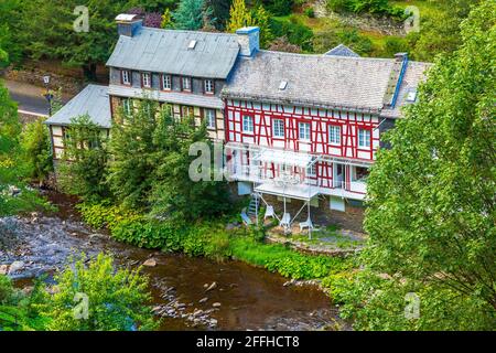 Das Beste des touristischen Dorfes Monschau, in den Hügeln der Nordeifel gelegen, im Naturpark hohes Venn – Eifel im engen Tal der Stockfoto