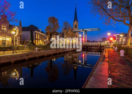 Das historische Dorf Leidschendam, in den Niederlanden am Rijn-schiekanaal während der Dämmerung Stockfoto