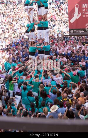 Tarragona, Spanien, 19. September 2019 - Girl Climbing Human Castles Tower Stockfoto