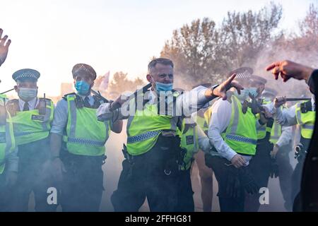 London, Großbritannien. April 2021. Polizei und Demonstranten kämpfen nach dem Protest am 24. April 2021 im Hyde Park in London zusammen.Menschen riefen online zu einer Massenversammlung im Stil eines Flash-Mobs gegen Impfpass, Gesichtsmasken und Sperrung auf. Die Regierung will in diesem Sommer bereits ab dem 17. Mai offiziellen Impfnachweis für Millionen von britischen Urlaubern vorlegen. Quelle: May James/ZUMA Wire/Alamy Live News Stockfoto