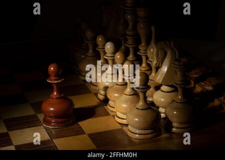 Altes Schach, Pfandstand, der Licht aufflackern, umgeben von Fallen um silberne Schachfiguren, Teamwork zum Sieg, Geschäftsstrategie conce Stockfoto