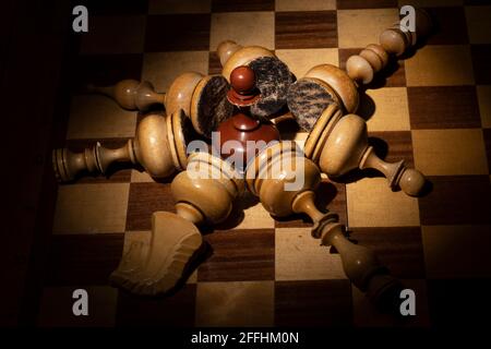 Altes Schach, Pfandstand, der Licht aufflackern, umgeben von Fallen um silberne Schachfiguren, Teamwork zum Sieg, Geschäftsstrategie conce Stockfoto