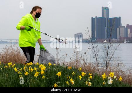 Detroit, Michigan, USA. April 2021. Freiwillige säubern Müll aus dem Belle Isle State Park im Rahmen der Earth Week Spring Cleanup. Kredit: Jim West/Alamy Live Nachrichten Stockfoto