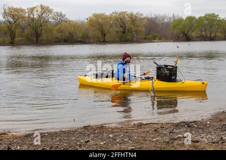 Detroit, Michigan, USA. April 2021. Freiwillige säubern Müll aus dem Belle Isle State Park im Rahmen der Earth Week Spring Cleanup. Kredit: Jim West/Alamy Live Nachrichten Stockfoto