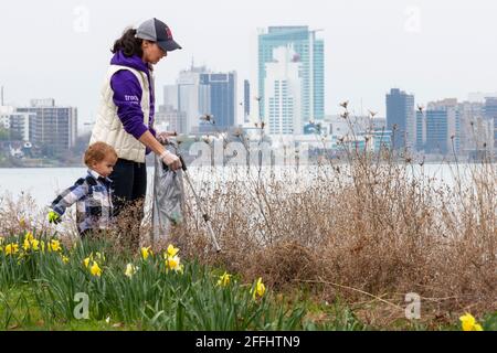 Detroit, Michigan, USA. April 2021. Freiwillige säubern Müll aus dem Belle Isle State Park im Rahmen der Earth Week Spring Cleanup. Kredit: Jim West/Alamy Live Nachrichten Stockfoto