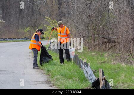 Detroit, Michigan, USA. April 2021. Freiwillige säubern Müll aus dem Belle Isle State Park im Rahmen der Earth Week Spring Cleanup. Kredit: Jim West/Alamy Live Nachrichten Stockfoto