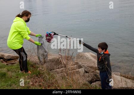 Detroit, Michigan, USA. April 2021. Freiwillige säubern Müll aus dem Belle Isle State Park im Rahmen der Earth Week Spring Cleanup. Kredit: Jim West/Alamy Live Nachrichten Stockfoto