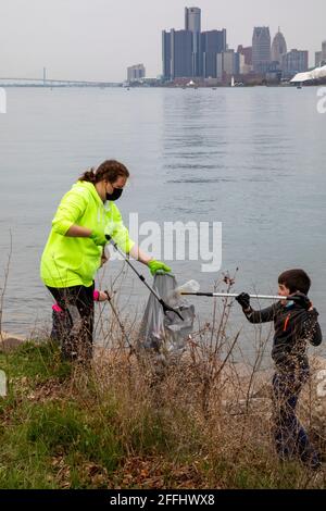 Detroit, Michigan, USA. April 2021. Freiwillige säubern Müll aus dem Belle Isle State Park im Rahmen der Earth Week Spring Cleanup. Kredit: Jim West/Alamy Live Nachrichten Stockfoto