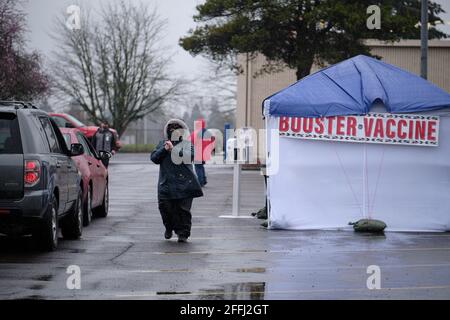 Salem, USA. März 2021. Ein Arbeiter desinfiziert ihre Hände, während Autos an einer temporären Impfstelle COVID-19 anstehen, die am 5. März 2021 von der Siletz Community Health Clinic für Stammesmitglieder und ihre Familien in Salem, Oregon, organisiert wurde. (Foto von Alex Milan Tracy/Sipa USA) Quelle: SIPA USA/Alamy Live News Stockfoto