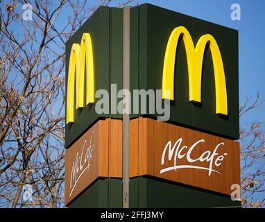 Bukarest, Rumänien - 01. April 2021: Pfeiler-Beschilderung eines McDonald's Fast-Food-Restaurants in Bukarest. Stockfoto