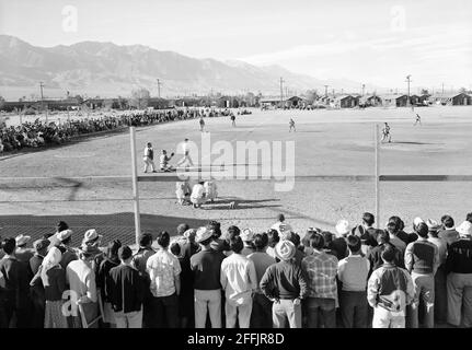 Baseballspiel, Manzanar Relocation Center, Kalifornien, USA, Ansel Adams, Manzanar War Relocation Center Collection, 1943 Stockfoto