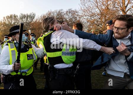 London, Großbritannien. April 2021. Polizei und Demonstranten stoßen nach dem Protest im Hyde Park zusammen. Menschen riefen online zu einer Massenversammlung im Stil eines Flash-Mobs gegen Impfpass, Gesichtsmasken und Sperrung auf. Die Regierung will bereits ab dem 17. Mai diesen Sommer Millionen von britischen Urlaubern einen offiziellen Impfnachweis vorlegen. Quelle: May James/ZUMA Wire/Alamy Live News Stockfoto