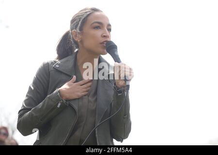 24. April 2021, New York, NY, USA: 24. April, 2021: DIE US-Kongressabgeordnete Alexandria Ocasio-Cortez hielt eine Rede im Astoria Park, Queens, über den Green New Deal. (Bild: © Dan Herrick/ZUMA Wire) Stockfoto
