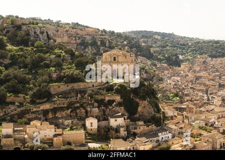 Äußere Sehenswürdigkeiten der St. Matthew Kirche (Chiesa di San Matteo) in Scicli, Provinz Ragusa, Sizilien - Italien. Stockfoto