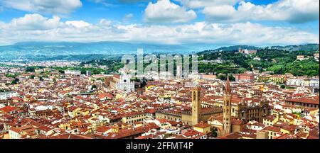 Panorama von Florenz, Italien, Europa. Stadtlandschaft der Altstadt mit Häusern bedeckt roten Fliesen. Luftpanorama der Stadt Florenz im Sommer. Beau Stockfoto