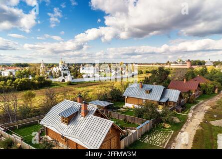 Ansicht von Susdal, Goldener Ring von Russland. Das Fürbitterkloster (Pokrowski Kloster) in der Ferne. Die Altstadt von Susdal ist ein berühmtes russisches Wahrzeichen. Landschaftlich reizvolle p Stockfoto