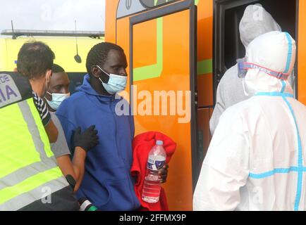 Spanien. April 2021. Im Hafen von Los Cristianos wurden 51 Einwanderer behandelt, mehr als 10 wurden in Krankenwagen in Krankenhäuser in kritischem Zustand verlegt, sie wurden durch Seenotrettung gerettet. (Foto von Mercedes Menendez/Pacific Press/Sipa USA) Quelle: SIPA USA/Alamy Live News Stockfoto