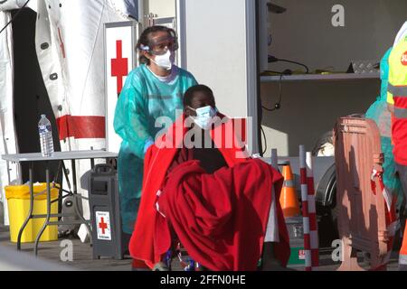 Spanien. April 2021. Im Hafen von Los Cristianos wurden 51 Einwanderer behandelt, mehr als 10 wurden in Krankenwagen in Krankenhäuser in kritischem Zustand verlegt, sie wurden durch Seenotrettung gerettet. (Foto von Mercedes Menendez/Pacific Press/Sipa USA) Quelle: SIPA USA/Alamy Live News Stockfoto