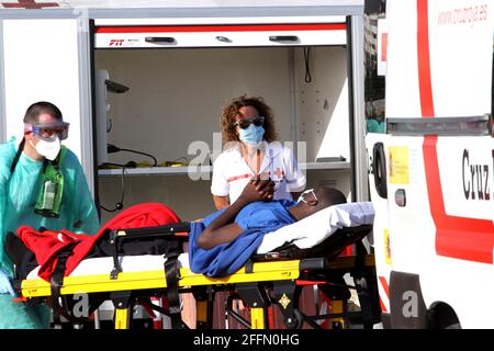 Spanien. April 2021. Im Hafen von Los Cristianos wurden 51 Einwanderer behandelt, mehr als 10 wurden in Krankenwagen in Krankenhäuser in kritischem Zustand verlegt, sie wurden durch Seenotrettung gerettet. (Foto von Mercedes Menendez/Pacific Press/Sipa USA) Quelle: SIPA USA/Alamy Live News Stockfoto